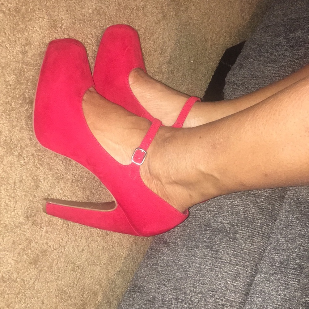 Red platform pumps